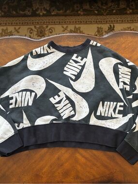 Women’s Nike black and white crewneck cropped sweatshirt Size Medium
